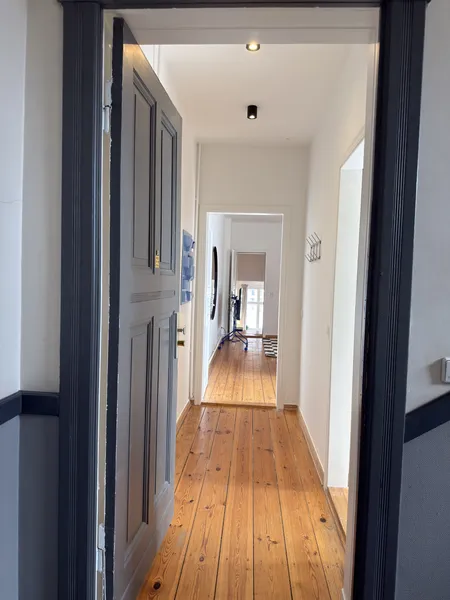 Stilvoll wohnen im Boxhagener Kiez – Ruhige & möblierte Altbauwohnung im Herzen von Friedrichshain — photo 1